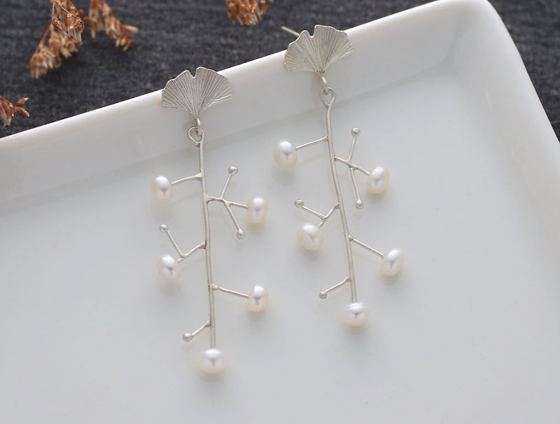 ni.kou pure silver ginkgo leaf pearl branch earrings (ear pin type) - ต่างหู - โลหะ 