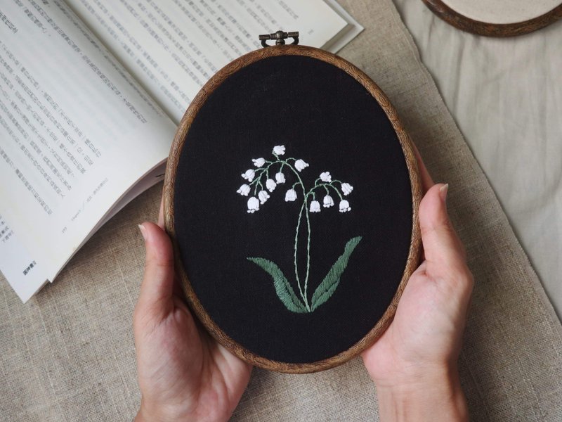 鈴蘭花手刺繡掛飾/小花擺件 - 擺飾/家飾品 - 棉．麻 