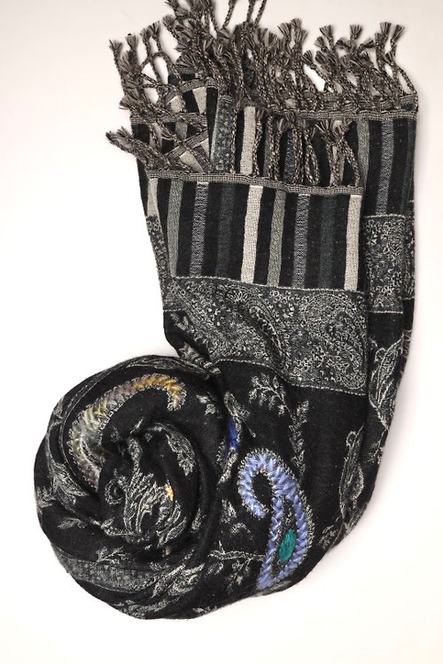 M31仙女星工作室 【母親節禮物】喀什米爾水煮羊毛手工刺繡圍巾披肩黑色腰果花保暖