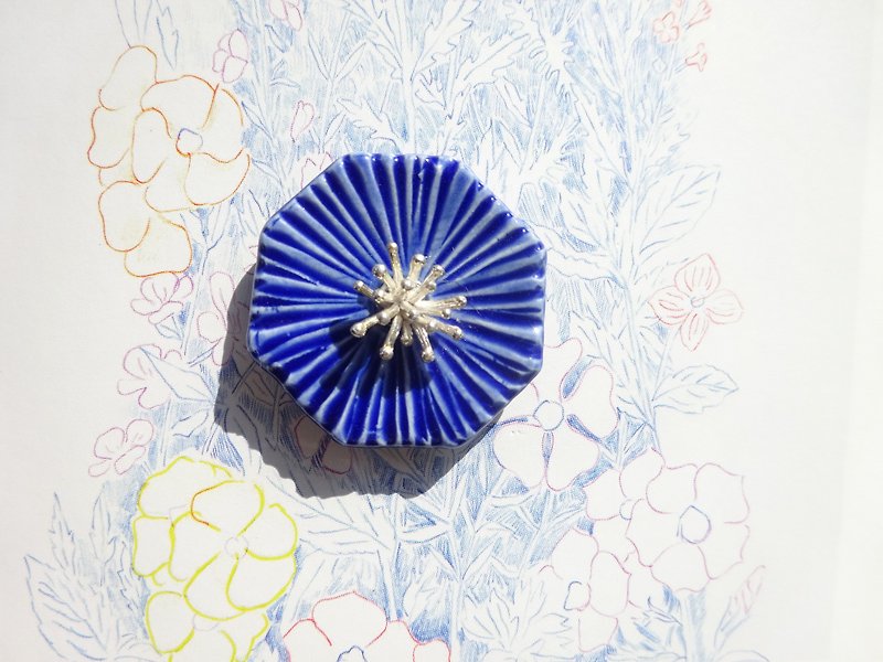Flower broach Miyakowasure blue - Brooches - Pottery Blue