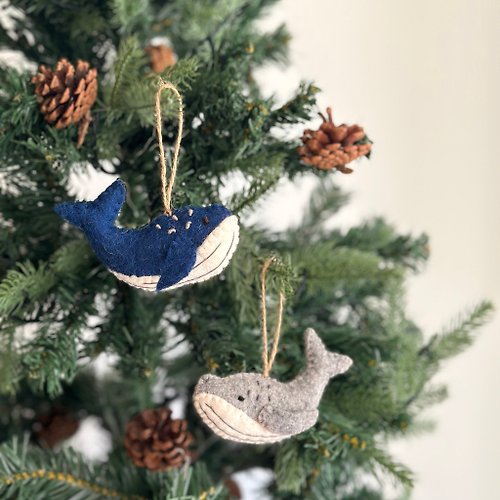 安選物羊毛氈 Ganapati Crafts Co. 羊毛氈聖誕掛飾 - 長鬚鯨魚 藍色 / 灰色