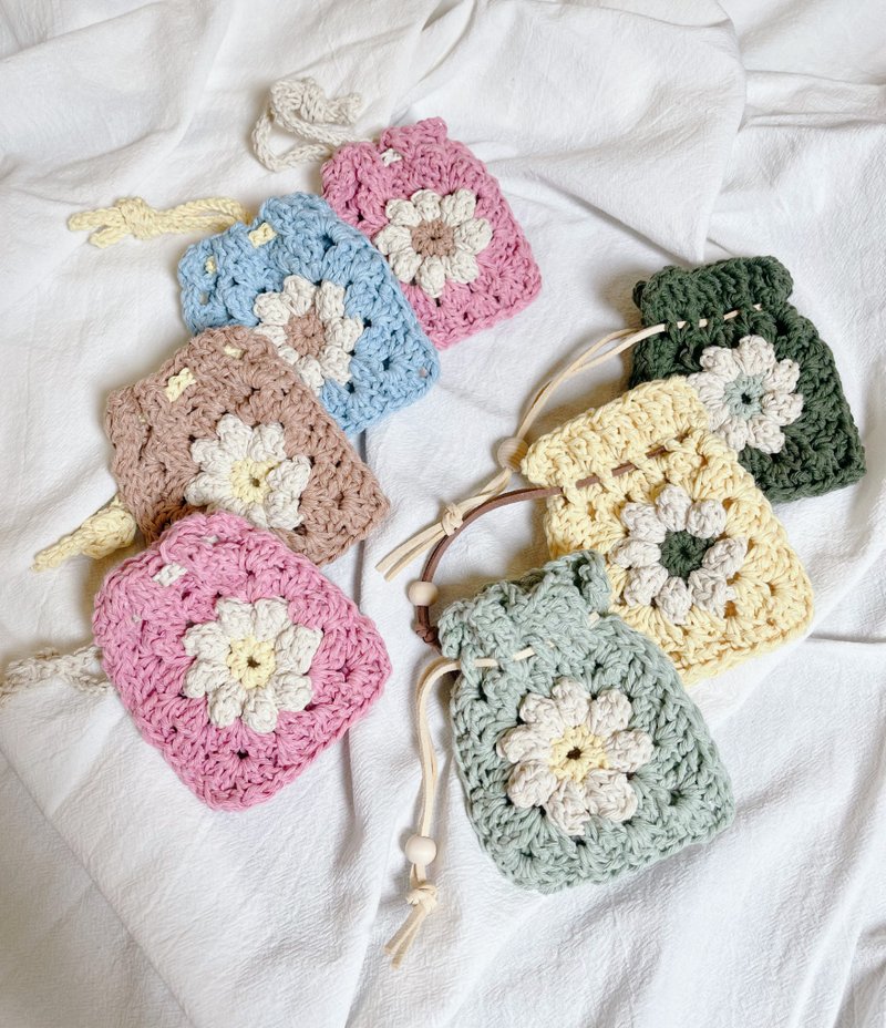 Customized small gift royal guard pocket おkeeper flower crocheted pocket 2 design - กระเป๋าเครื่องสำอาง - ผ้าฝ้าย/ผ้าลินิน หลากหลายสี