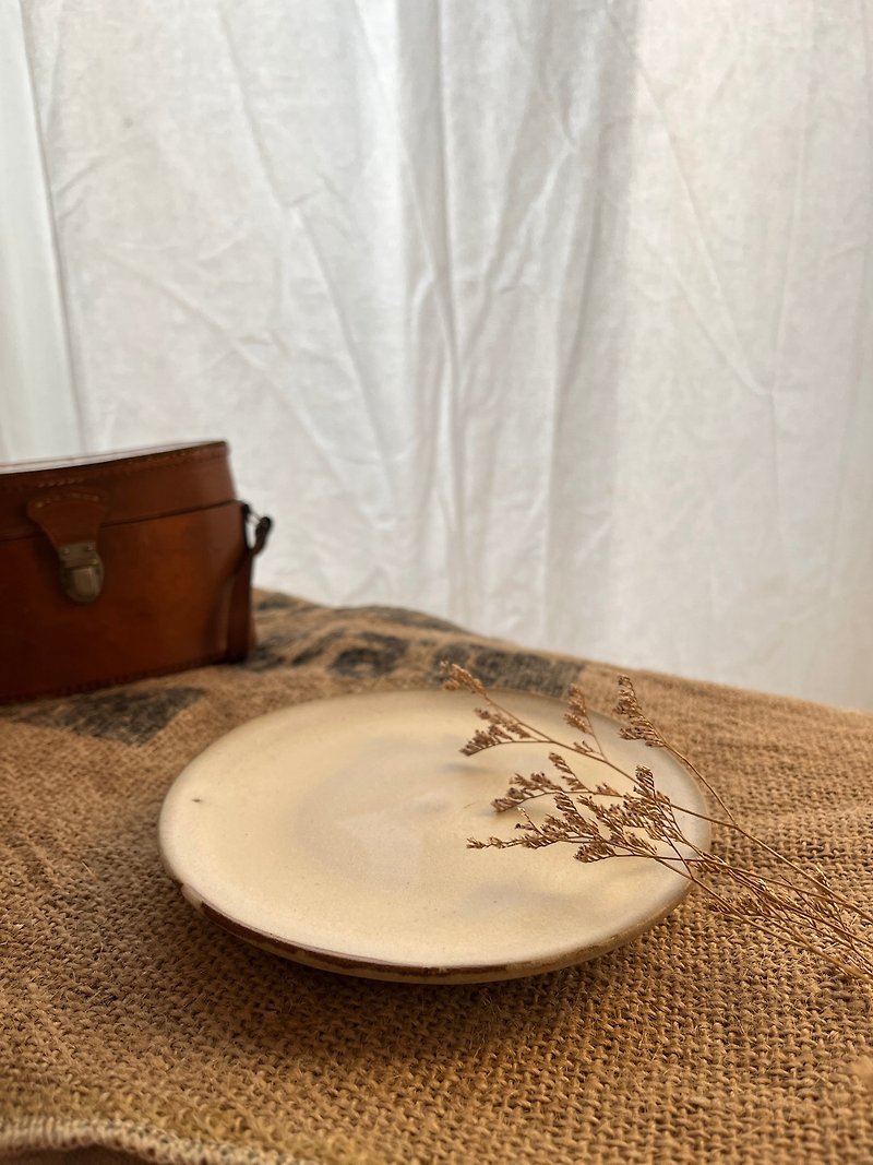 Handmade pottery plain matt white plate 霧白釉淺盤  13cm