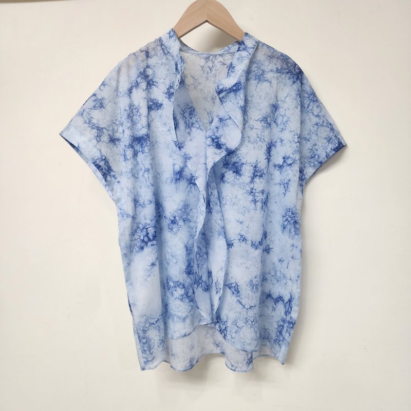 Dream bubble-small stand-up collar wavy top (environmentally friendly digital printing) - เสื้อเชิ้ตผู้หญิง - ผ้าฝ้าย/ผ้าลินิน สีน้ำเงิน