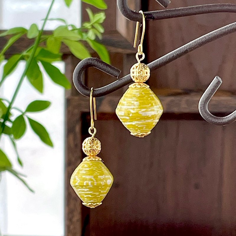 Japanese color Clip-On [mustard color] Paper beads, paper beads, washi paper, surgical Stainless Steel, lightweight - ต่างหู - กระดาษ สีเหลือง