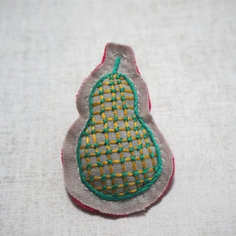 手刺繍ブローチ「洋梨」 - ブローチ - 刺しゅう糸 グリーン