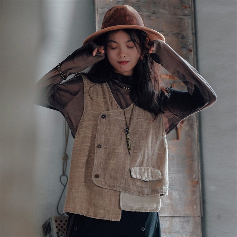 Rock ore color sashiko embroidery asymmetrical wrinkled ramie cotton hobo vest unisex patchwork vest - เสื้อแจ็คเก็ต - ผ้าฝ้าย/ผ้าลินิน สีกากี