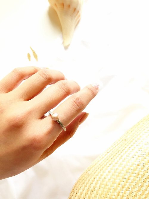 BOITE LAQUE Vintage Dainty Pearl Silver Solitaire Ring