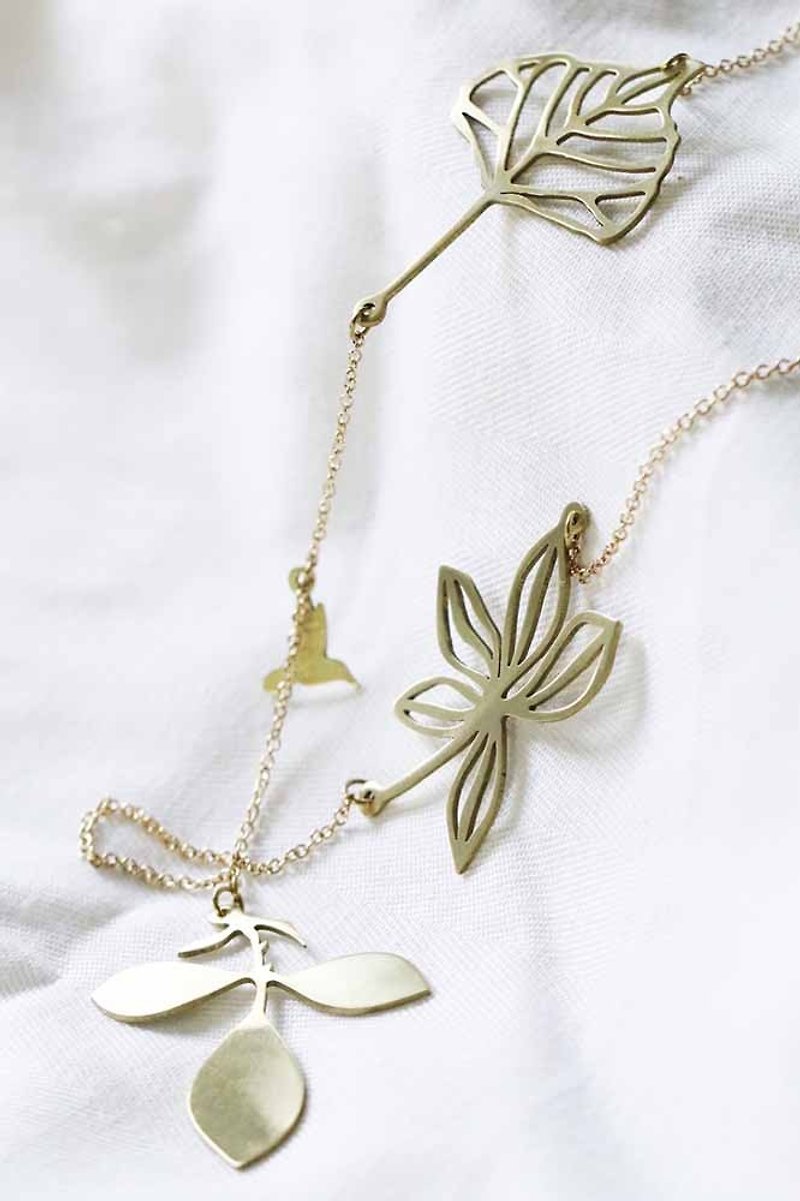 Gloden Leaves Charm Necklace by linen. - 項鍊 - 其他金屬 
