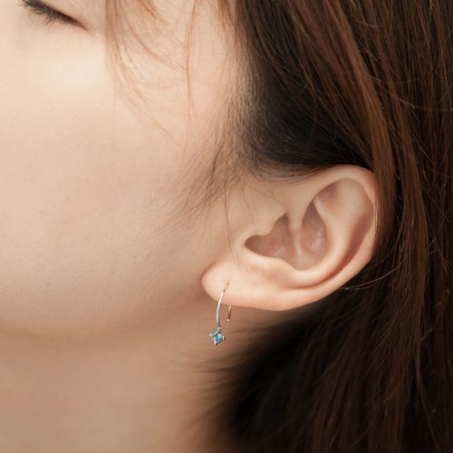 Isha Jewelry 純銀輕珠寶 瑞士藍拓帕石純銀耳勾 | 春夏必備。方型天然石。清新。氣質款
