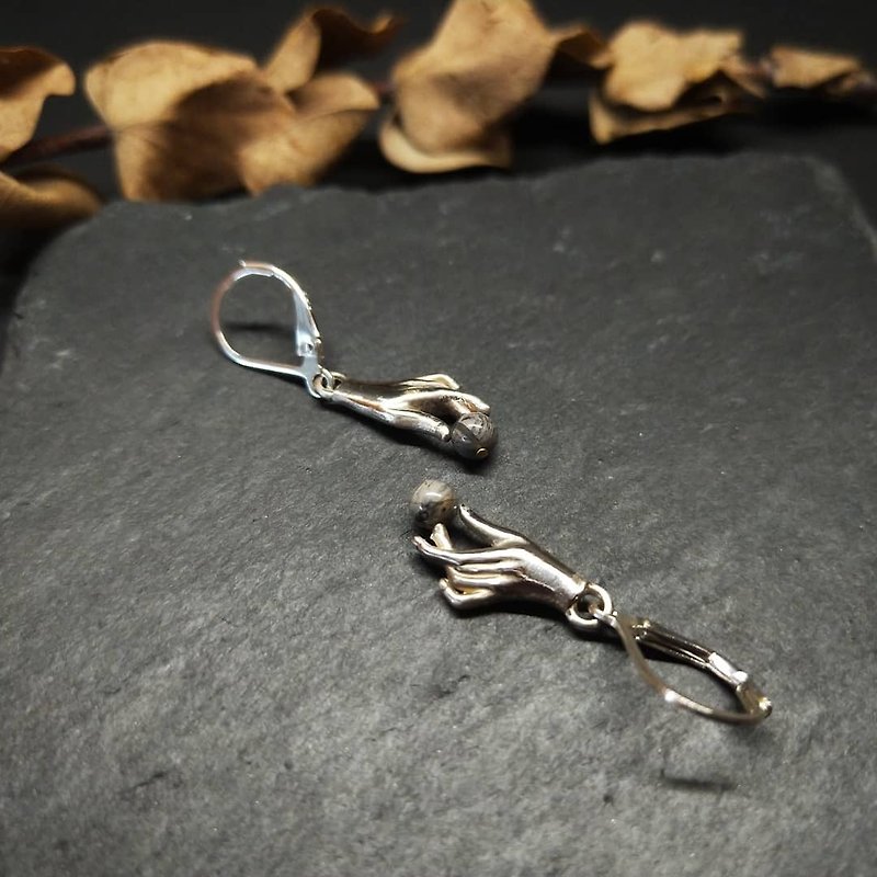 Silver earrings-designed-treasure in hand (changeable clip) - ต่างหู - โลหะ 