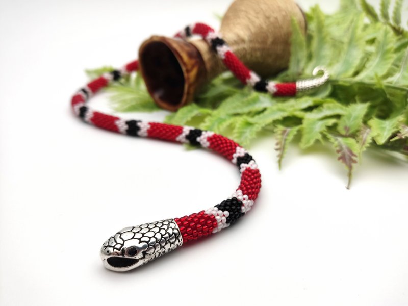 Red snake necklace, Ouroboros, Beaded necklace for women, Handmade jewelry - 項鍊 - 玻璃 紅色