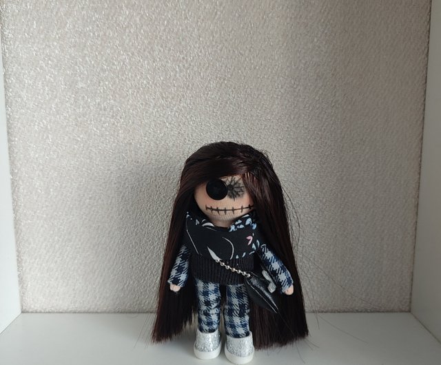 不気味な人形。小さな不気味な人形。ホラー人形の装飾。手作りの人形