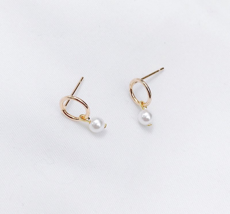Openwork Pearl Circle 14kgf Earrings Natural Pearls - Earrings & Clip-ons - Other Metals Gold