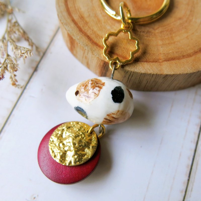 [Gift box packaging] [hand-kneaded white porcelain pendant] guinea pig with mahogany chip pottery
