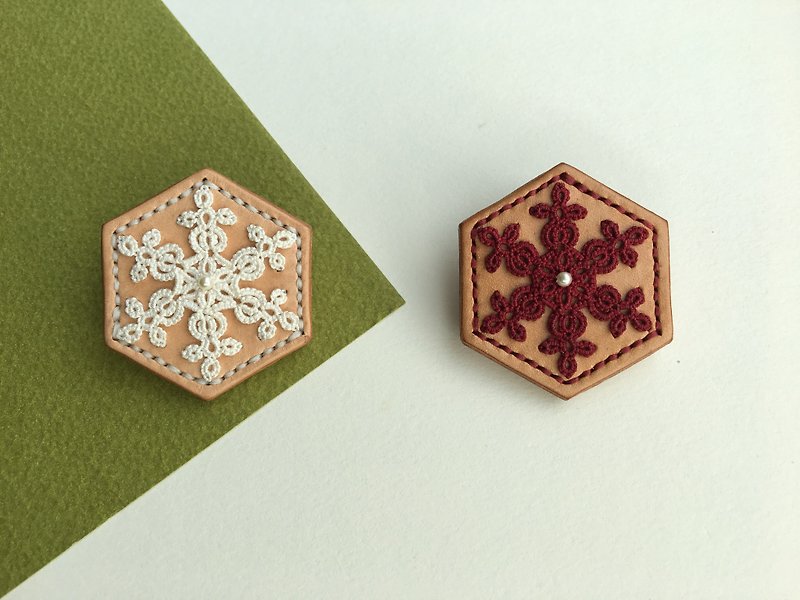 Snowflake: The most beautiful hexagon - tatted lace leather brooch/tatting/lace/leather/brooch - เข็มกลัด - หนังแท้ ขาว