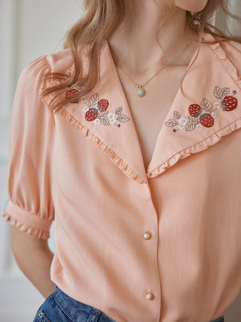 [SR whole hall one piece free shipping] Erin dark green strawberry embroidered lapel shirt