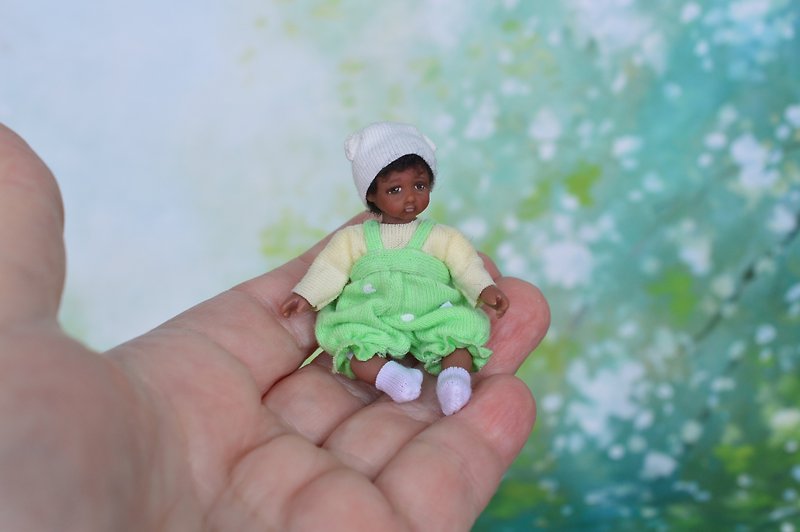 Miniature doll child in 12th scales. - ตุ๊กตา - วัสดุอื่นๆ สีเขียว