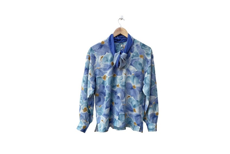 Japanese Vintage Blue tone Florals Printed Ascot top, Unique details blouse, M-L - 女上衣/長袖上衣 - 聚酯纖維 藍色