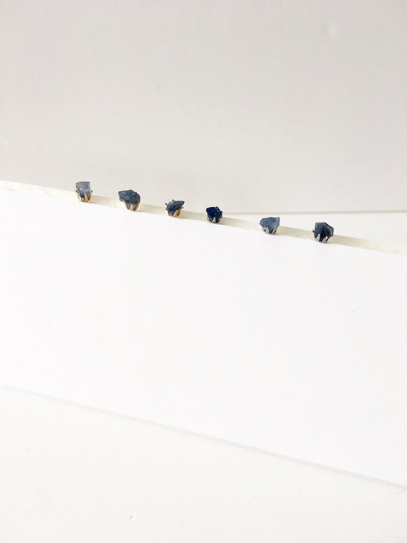 sapphire stud-earring - 耳環/耳夾 - 寶石 藍色