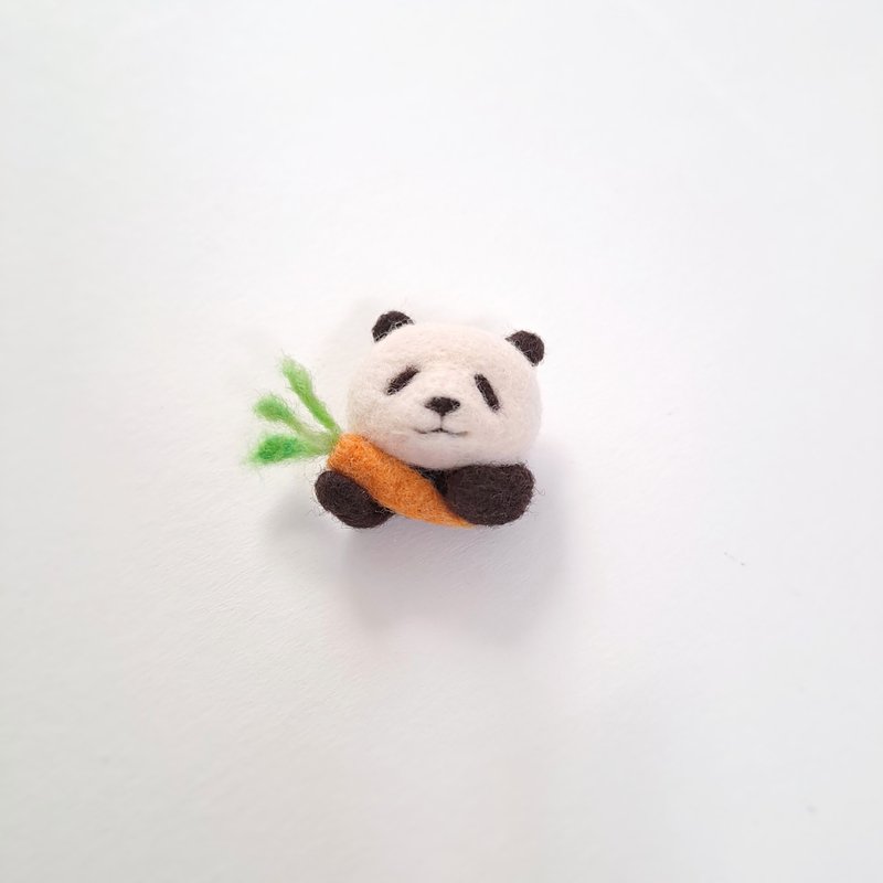 Wool felt panda holding carrot wool felt brooch handmade - เข็มกลัด - ขนแกะ หลากหลายสี