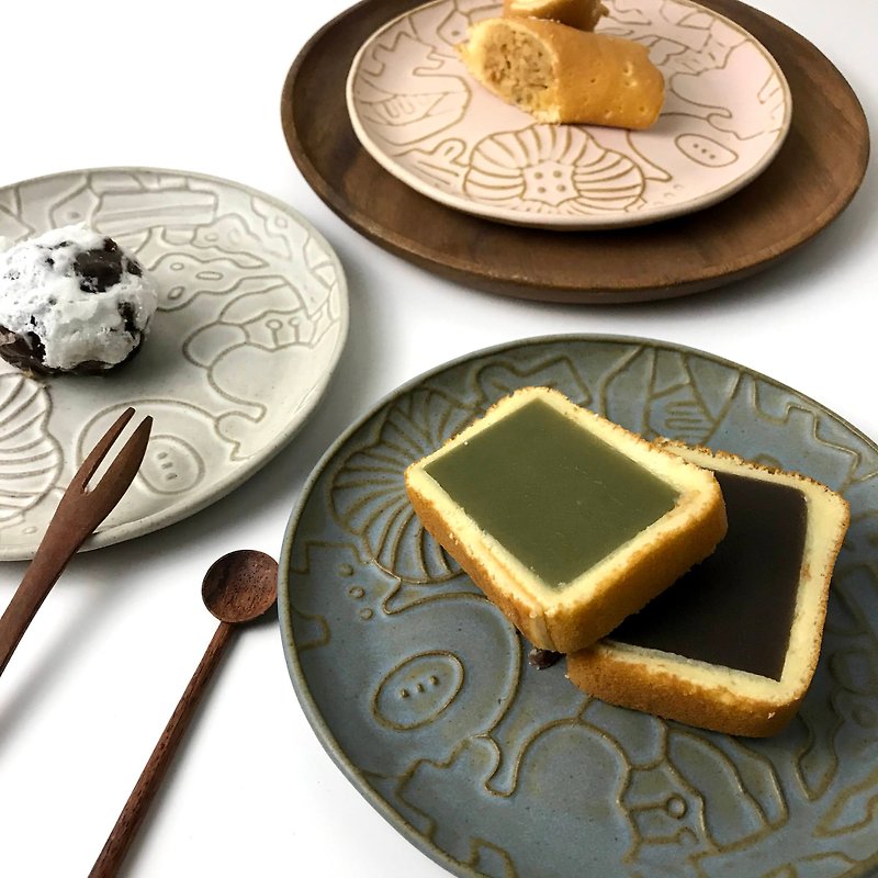 【Komaru Forest Relief】Wreath Dessert. food utensils pottery plate - Plates & Trays - Pottery Multicolor