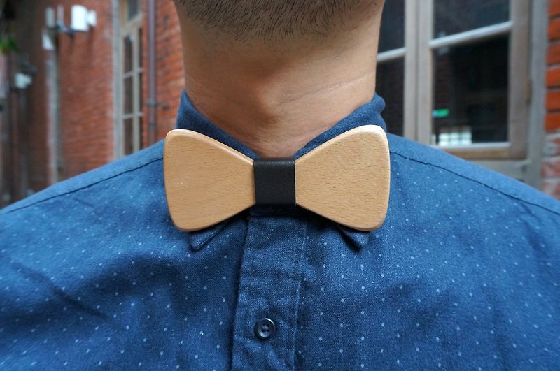 Natural log bow tie-beech wood + black leather (gift/wedding/new couple/formal occasion) - เนคไท/ที่หนีบเนคไท - กระดาษ สีดำ