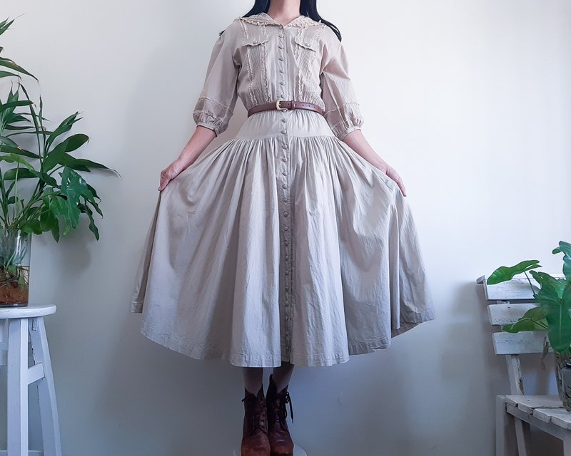INGEBORG 復古棕色棉質蕾絲連身裙泡泡袖水手領連身裙 - 洋裝/連身裙 - 棉．麻 卡其色