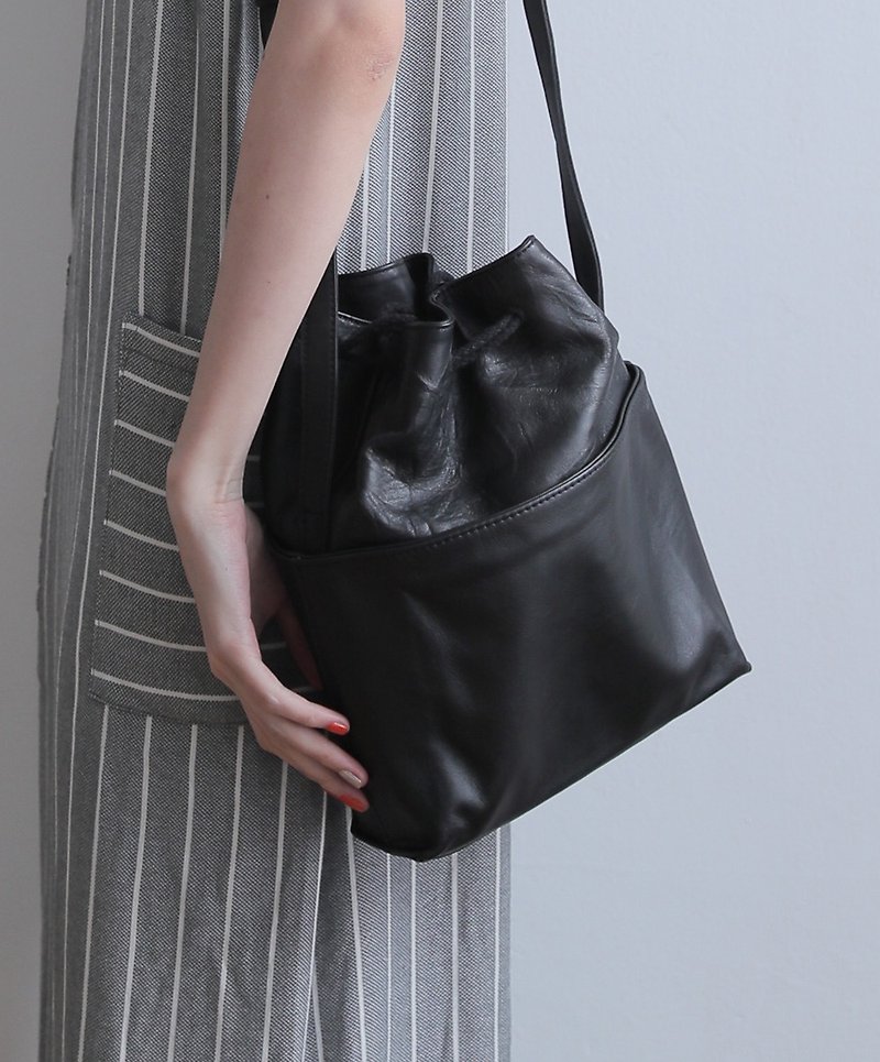 Simple design leather shoulder bucket bag black - กระเป๋าแมสเซนเจอร์ - หนังแท้ สีดำ