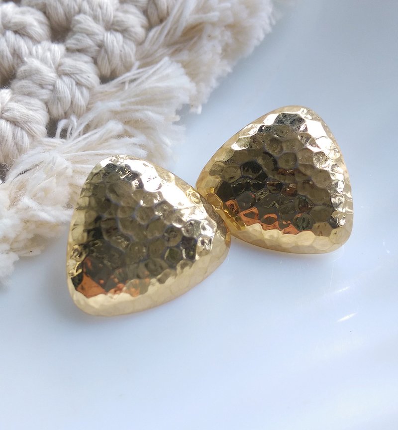 Vintage Jewelry 西洋古董飾品 金色調 鍛敲質感 三角 針式耳環 - 耳環/耳夾/耳骨夾 - 其他金屬 紫色