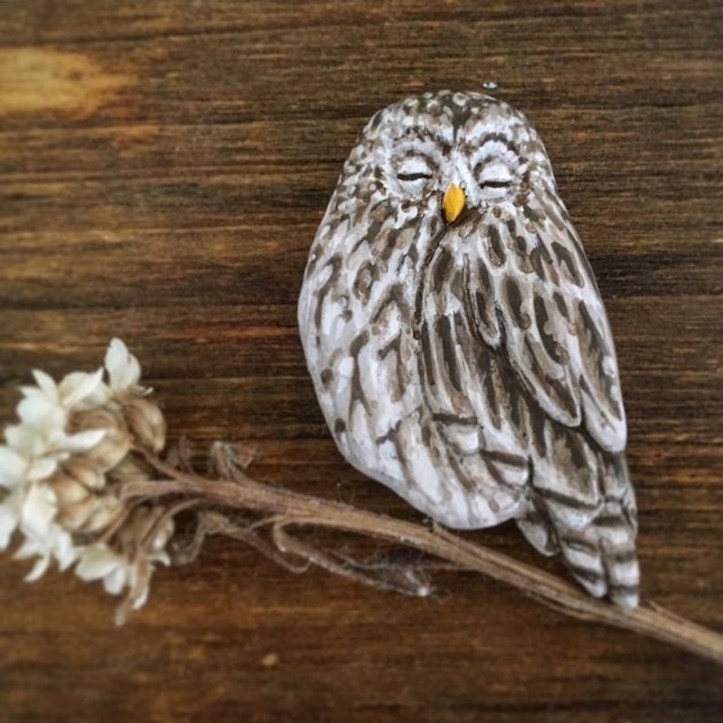 ブローチ　眠るフクロウ　（ Pin resin brooch   Owl sleeping on a long night) - ブローチ - その他の素材 ブラウン