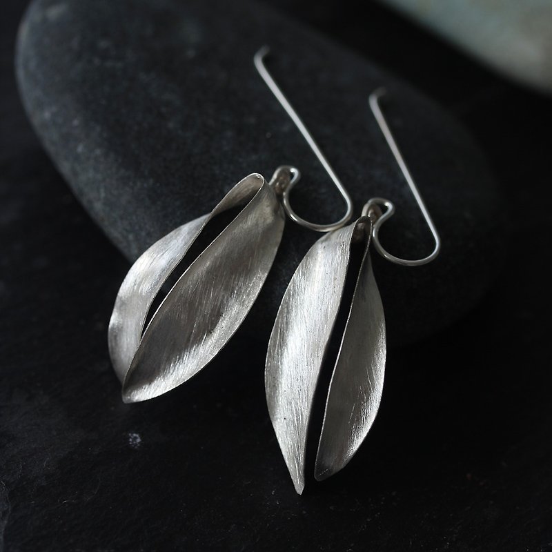Champak flower handmade silver earrings (E0190) - ต่างหู - เงิน สีเงิน