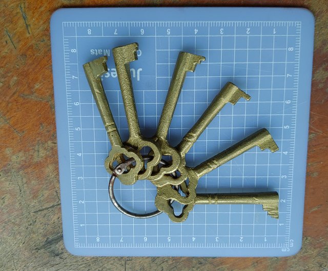 台湾初期の銅製アンティーク古鍵 6本入 規格付き - ショップ a8903523 キーホルダー・キーケース - Pinkoi