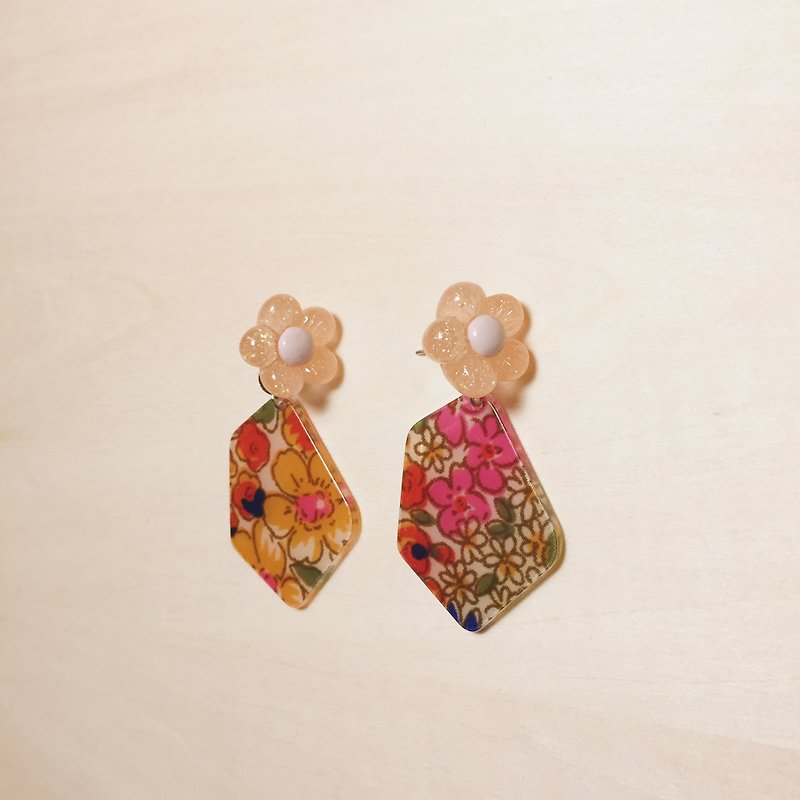Retro orange flower cloth detachable earrings - ต่างหู - เรซิน สีส้ม