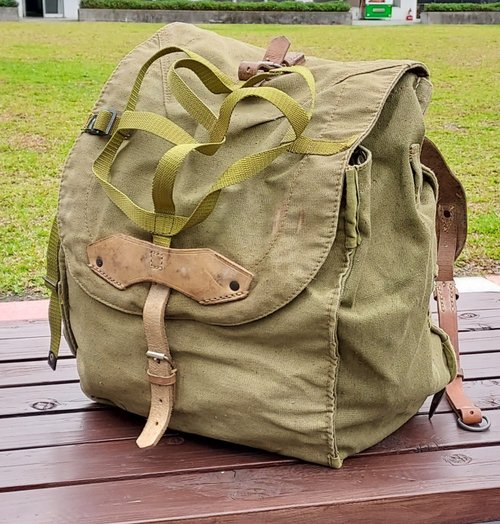昨日好物 • yesterday nicethings vintage羅馬尼亞公發 厚磅帆布 皮革背帶 軍用後揹包