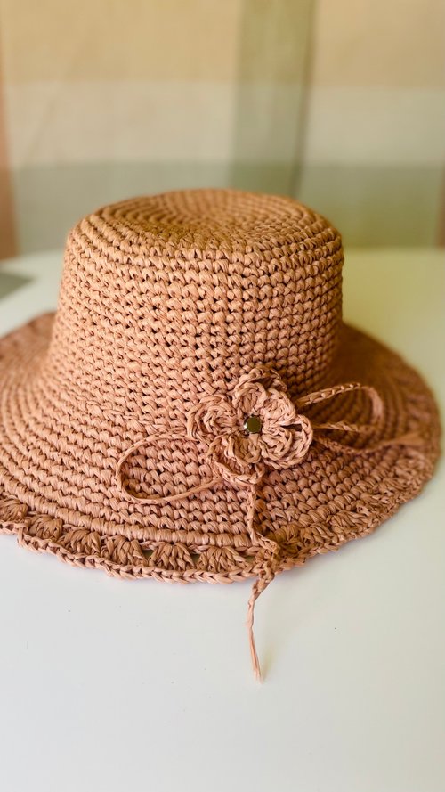 ロゴ刺繍入り ラフィア風 かぎ針編みキャップ ラフィア帽子 夏用帽子 かぎ針編み帽子 手作り帽子 かぎ針編み夏
