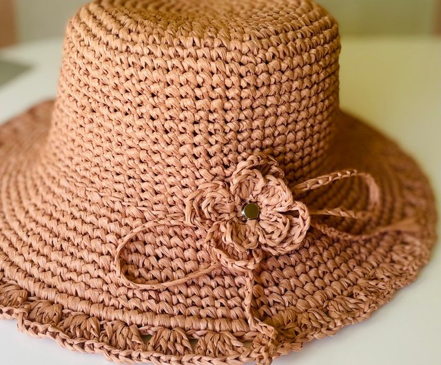 ロゴ刺繍入り ラフィア風 かぎ針編み帽子 すてきにハンドメイド 6月号／NHK出版』より【かぎ針編みで