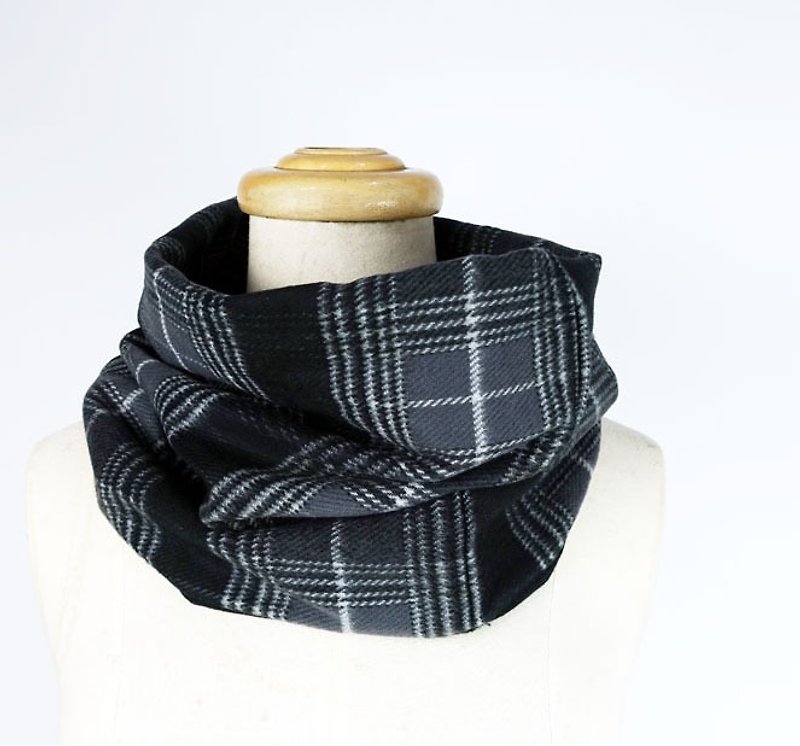 Suitable for gifts double-sided two-color short circle scarf / black and gray grid / bristled scarf - ผ้าพันคอถัก - กระดาษ สีดำ
