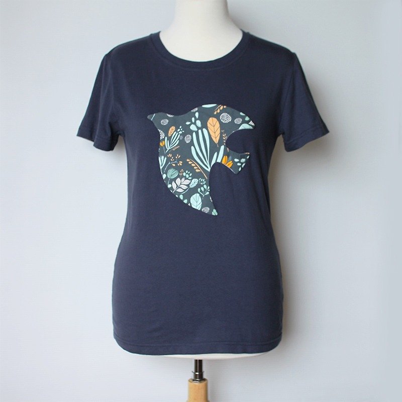 Flying Bird In The Garden Short Sleeve T-shirt - เสื้อยืดผู้หญิง - ผ้าฝ้าย/ผ้าลินิน สีน้ำเงิน