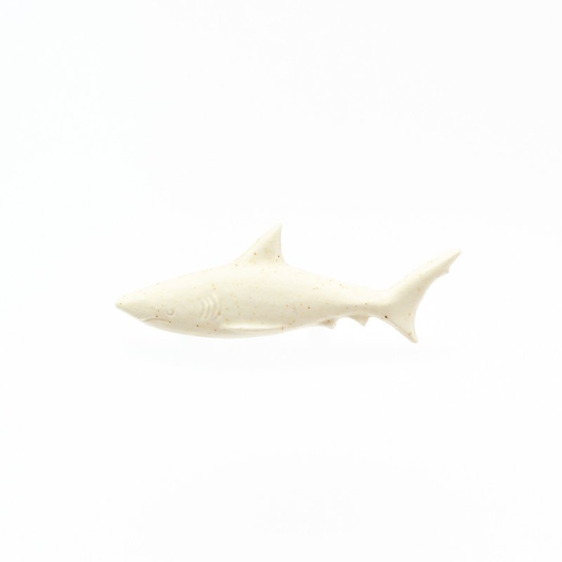 陶器 ブローチ ホワイト - 陶器ブローチ　サメ(生成り)