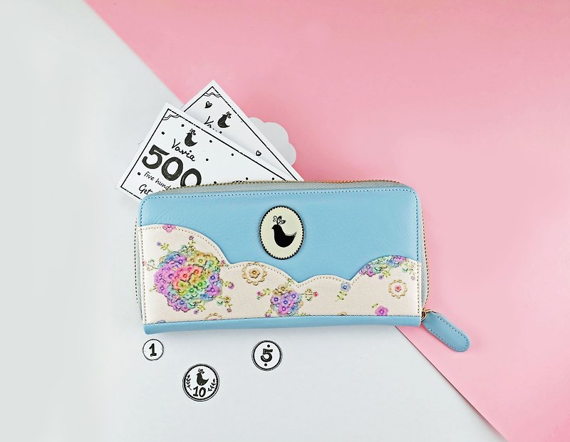 กระเป๋าสตางค์ซิปรอบ หนังแท้ รุ่น Cloudy Curve ผ้าพิมพ์ลาย Flower Garden เคลือบฟิล์มกันน้ำ - กระเป๋าสตางค์ - หนังแท้ สีน้ำเงิน