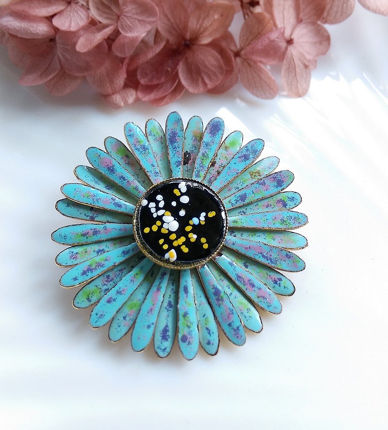 Western antique jewelry. Impression Daisy Blue Enamel Flower Pin - เข็มกลัด/พิน - โลหะ สีทอง