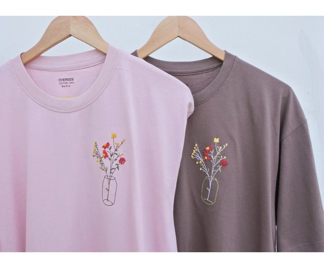 花瓶と花の刺繍Tシャツ - ショップ vhann Tシャツ - Pinkoi