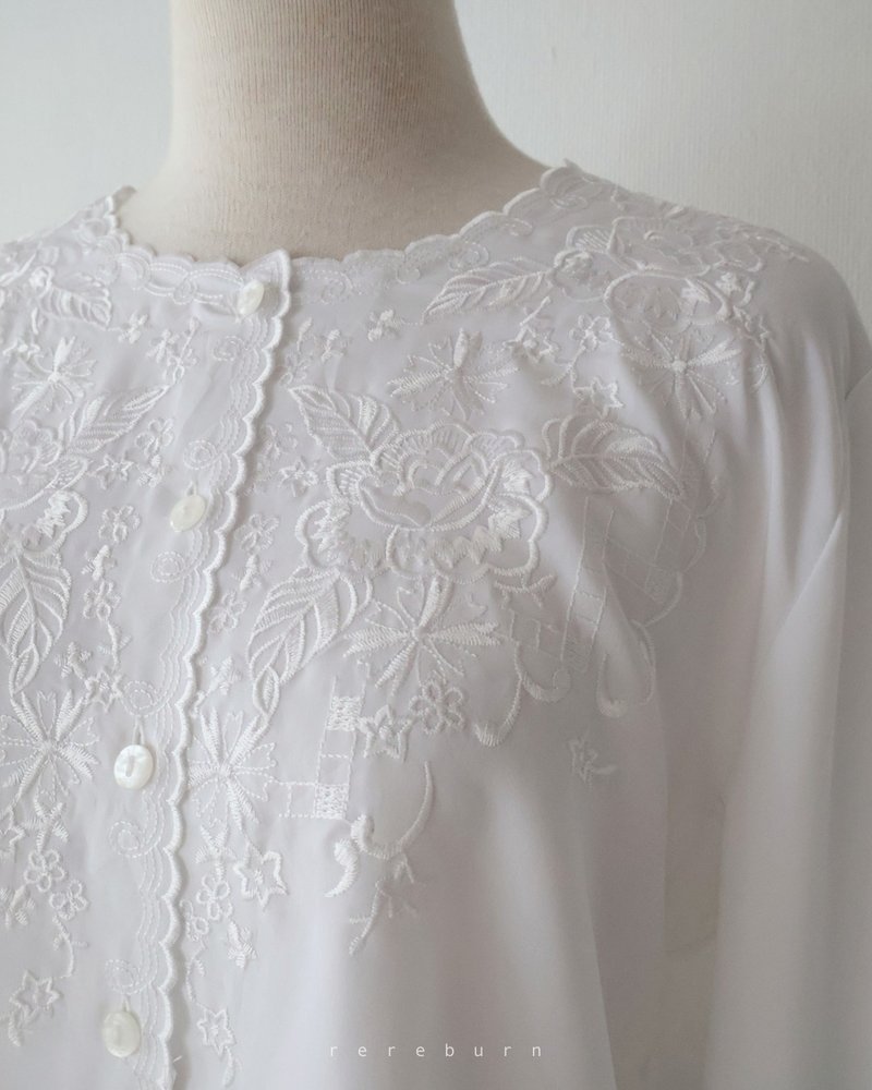 Vintage Embroidered Collar Loose European-Style Long-Sleeved White Vintage Shirt - เสื้อเชิ้ตผู้หญิง - เส้นใยสังเคราะห์ ขาว