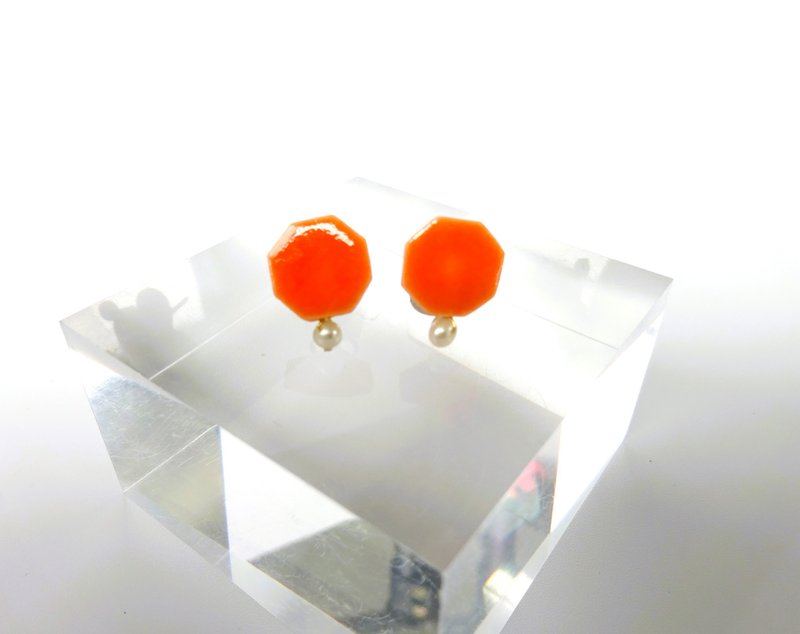 Small hexagonal and small freshwater pearl ceramic pierce・earring・orange - Earrings & Clip-ons - Pottery Orange