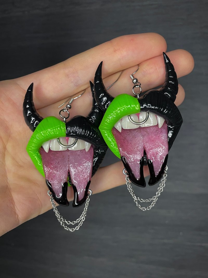 Earrings. Black & green lips with horns. - 耳環/耳夾 - 黏土 