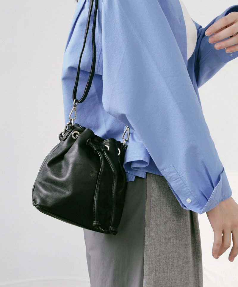 supportingrole シンプルデザイン 本革ノットプリーツバケットバッグ ブラック - ナップサック - 革 ブラック