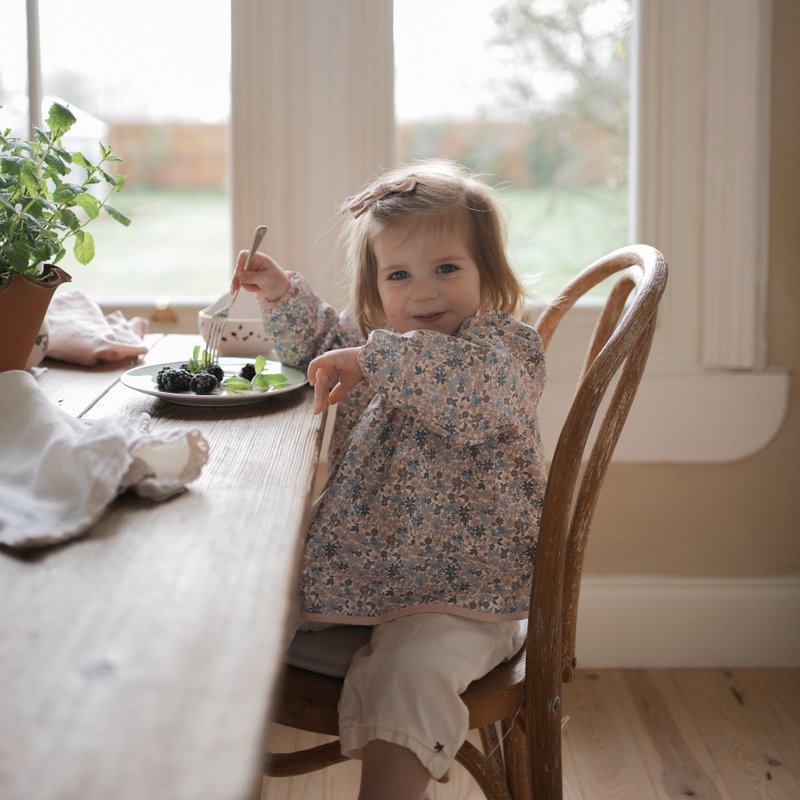 Elodie Details Longsleeved babybib - Blue Garden - ผ้ากันเปื้อน - วัสดุกันนำ้ สึชมพู