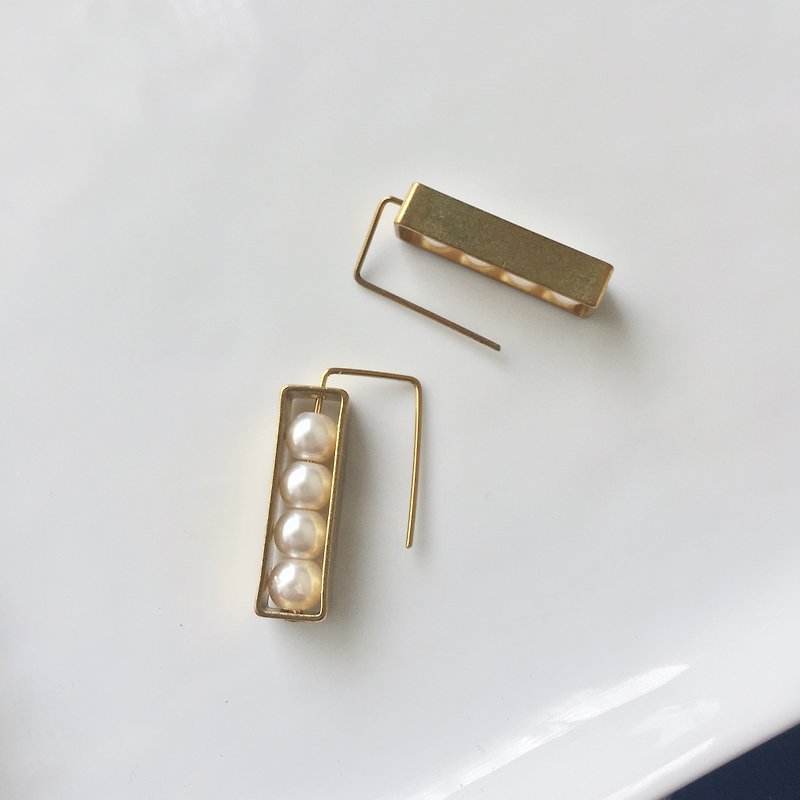 寶貝。珍珠方形黃銅耳環 - 耳環/耳夾 - 其他金屬 金色