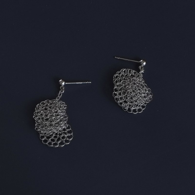 Ponpon(L) Earrings - 耳環/耳夾/耳骨夾 - 其他金屬 銀色